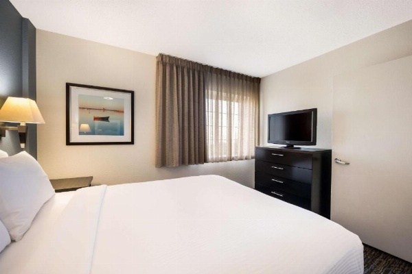 Sonesta Simply Suites Chicago Libertyville image 8